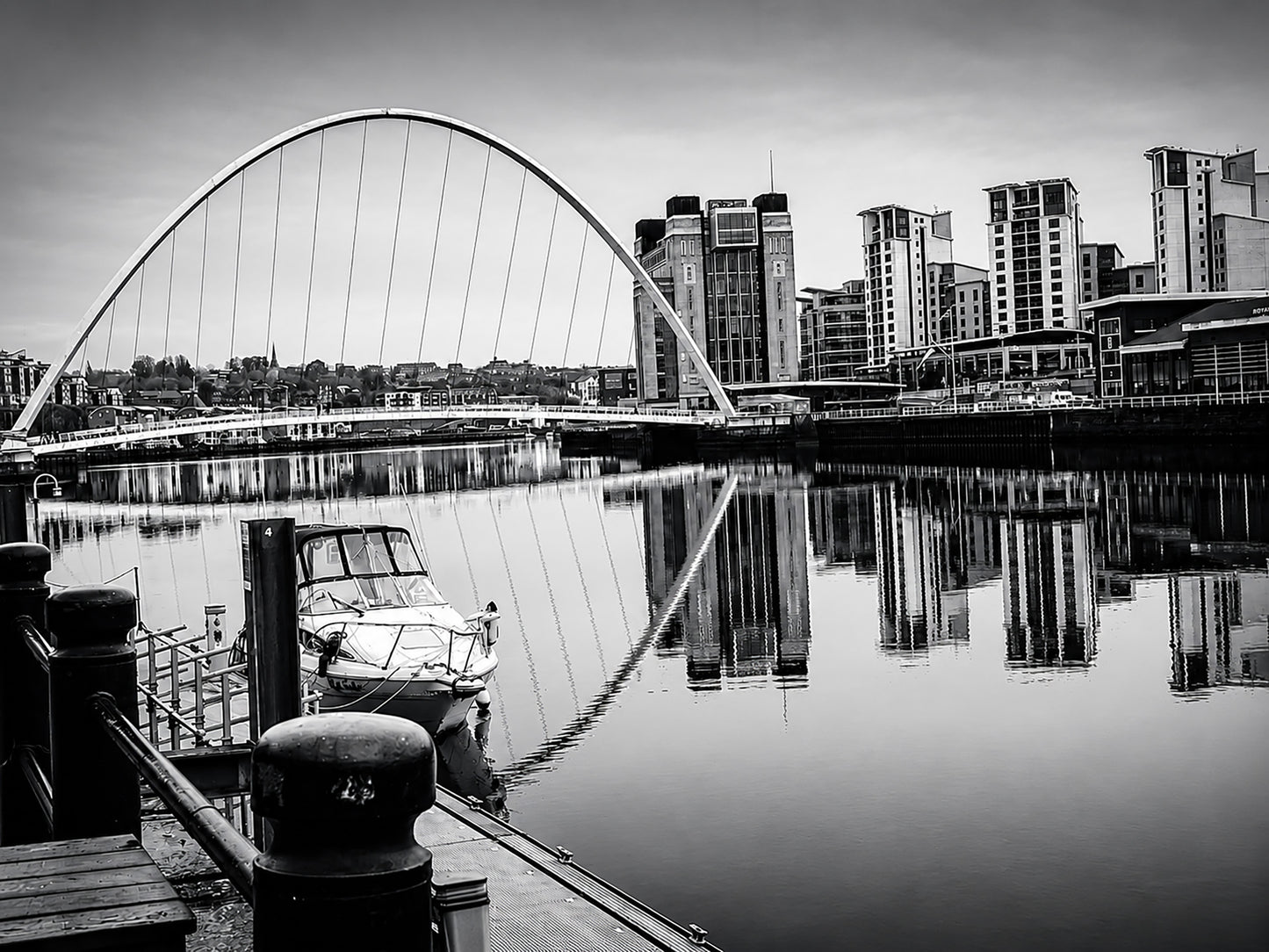 Millennium Bridge, Gateshead (B&W)