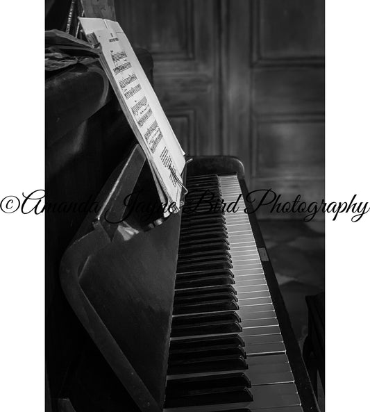 Piano (B&W)
